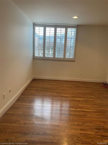 4043 W Maple Road 103, Bloomfield Charter Township, MI 48301