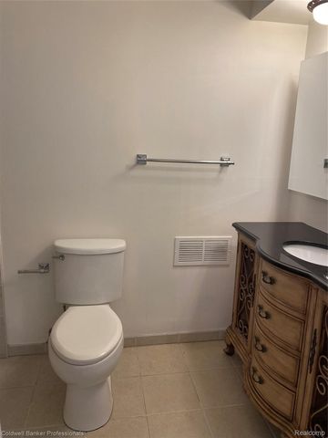 4043 W Maple Road 103, Bloomfield Charter Township, MI 48301