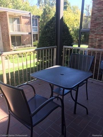 4043 W Maple Road 103, Bloomfield Charter Township, MI 48301
