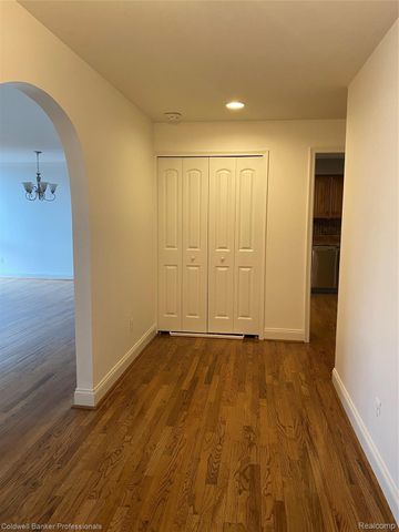 4043 W Maple Road 103, Bloomfield Charter Township, MI 48301