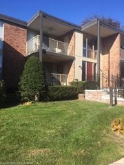 4043 W Maple Road 103, Bloomfield Charter Township, MI 48301