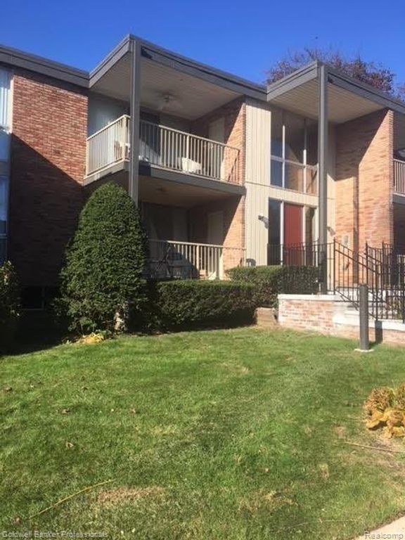 4043 W Maple Road 103, Bloomfield Charter Township, MI 48301