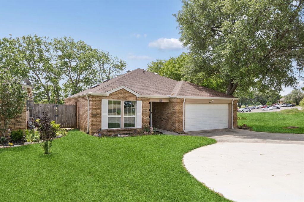 801 Country Club Place, Grand Prairie, TX 75052
