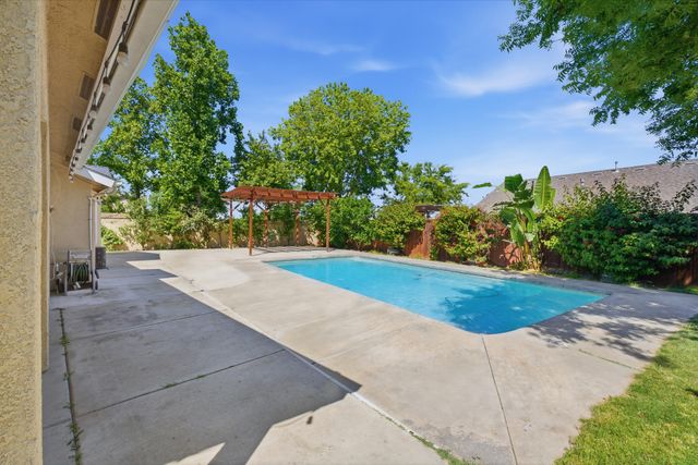 5240 W Wren Court, Visalia, CA 93291