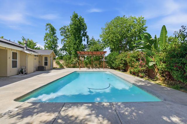 5240 W Wren Court, Visalia, CA 93291