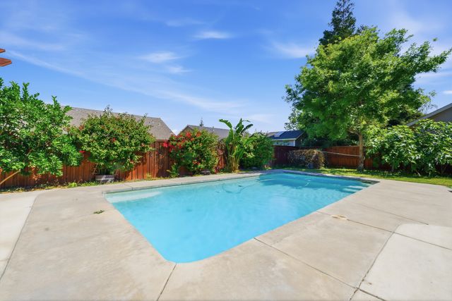 5240 W Wren Court, Visalia, CA 93291