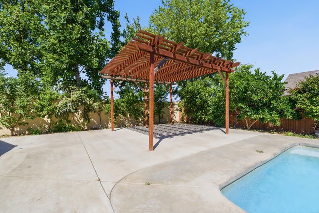 5240 W Wren Court, Visalia, CA 93291