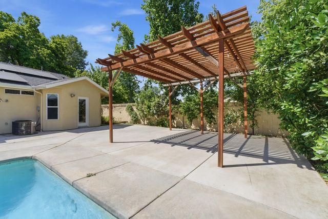 5240 W Wren Court, Visalia, CA 93291