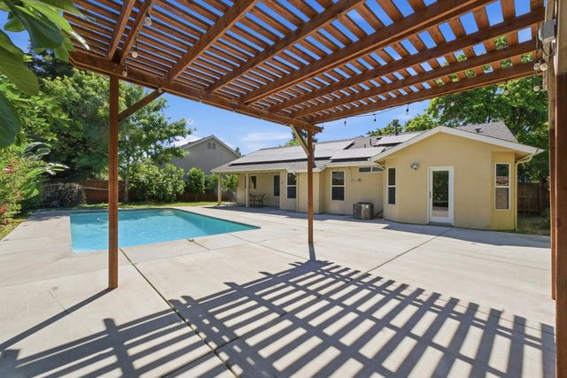 5240 W Wren Court, Visalia, CA 93291