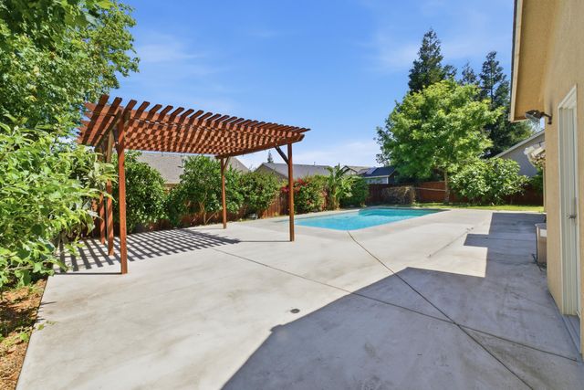 5240 W Wren Court, Visalia, CA 93291