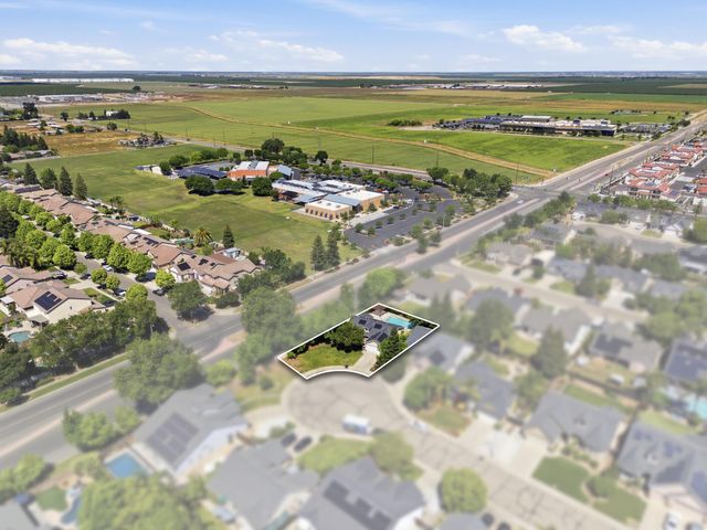 5240 W Wren Court, Visalia, CA 93291