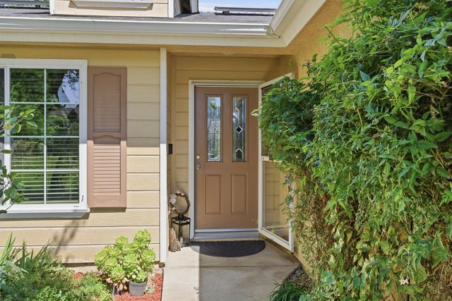 5240 W Wren Court, Visalia, CA 93291