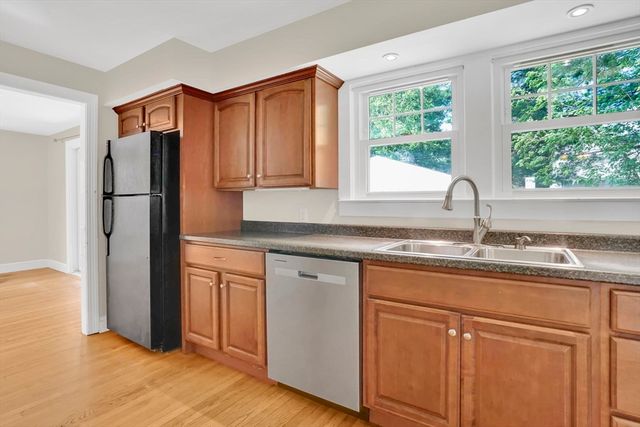 82 Biltmore St, Springfield, MA 01108