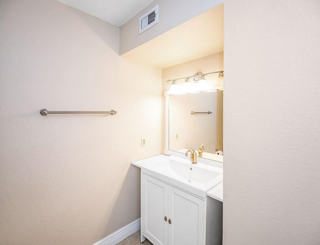 18511 Egret Bay Boulevard 614, Webster, TX 77058