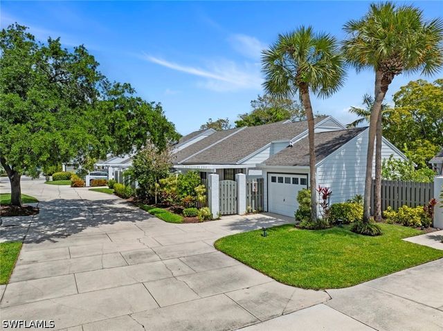 879 Meadowland DR C, Naples, FL 34108