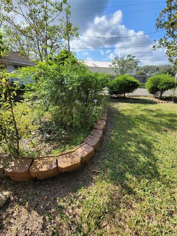 2200 Golden Avenue, Bay City, TX 77414