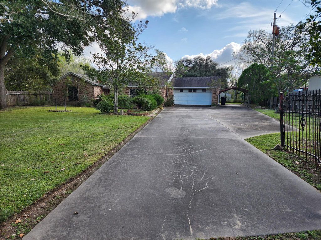 2200 Golden Avenue, Bay City, TX 77414