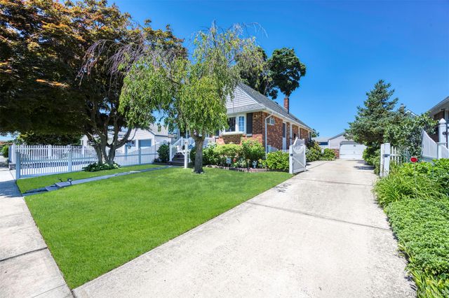 2389 Lindy Road, Westbury, NY 11590