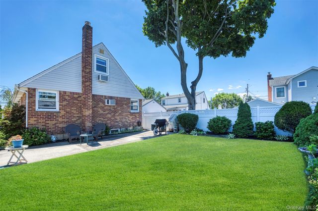 2389 Lindy Road, Westbury, NY 11590