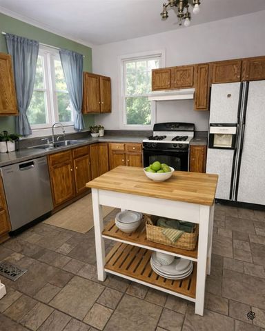 452 S 8th St, Salina, KS 67401