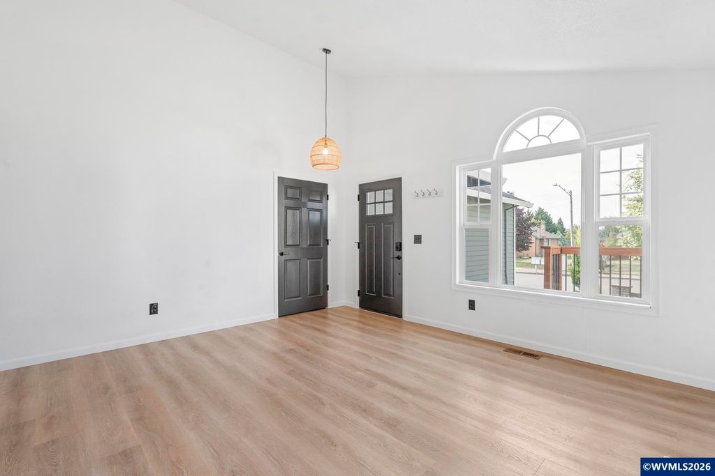 Image 10 of property listing at 330 NW Denton St, Dallas, OR 97338