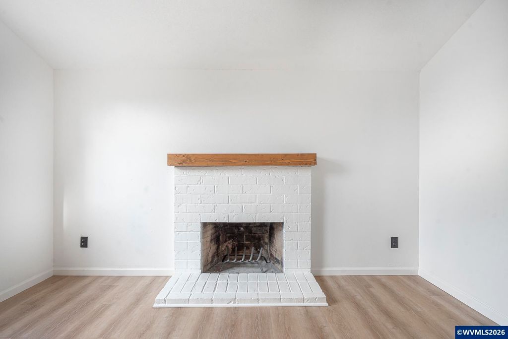 Image 11 of property listing at 330 NW Denton St, Dallas, OR 97338