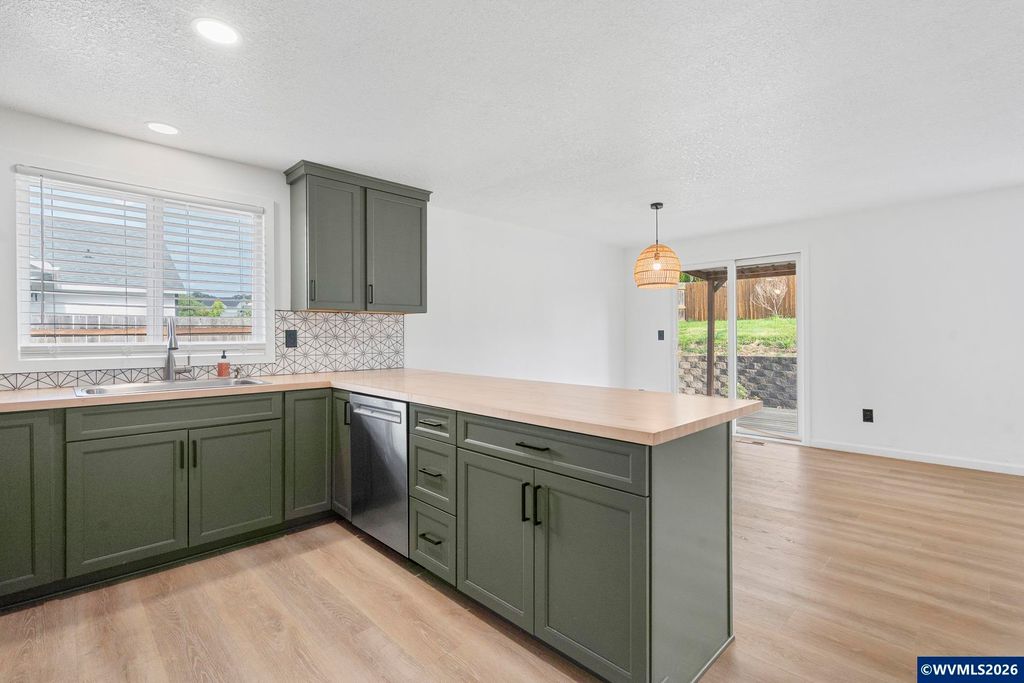 Image 12 of property listing at 330 NW Denton St, Dallas, OR 97338