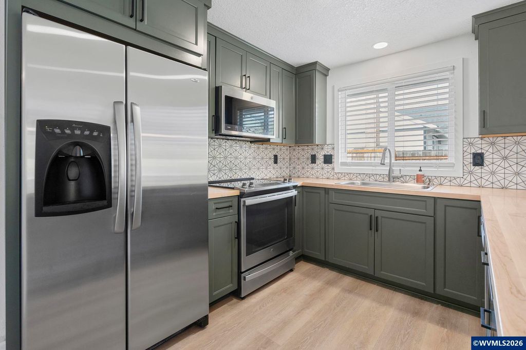 Image 14 of property listing at 330 NW Denton St, Dallas, OR 97338