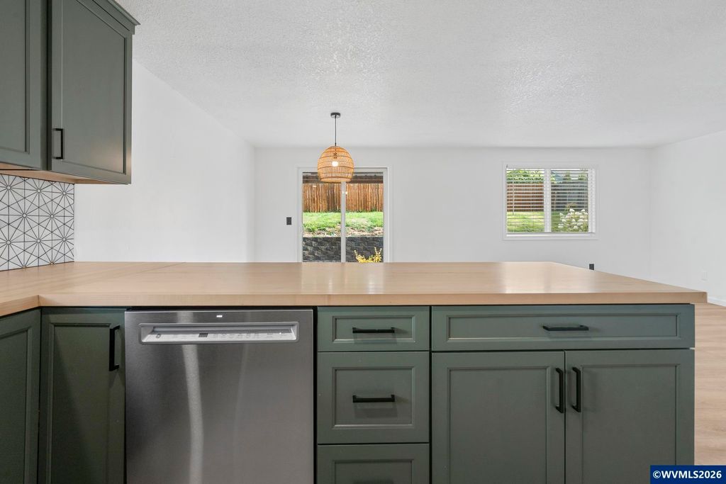 Image 17 of property listing at 330 NW Denton St, Dallas, OR 97338