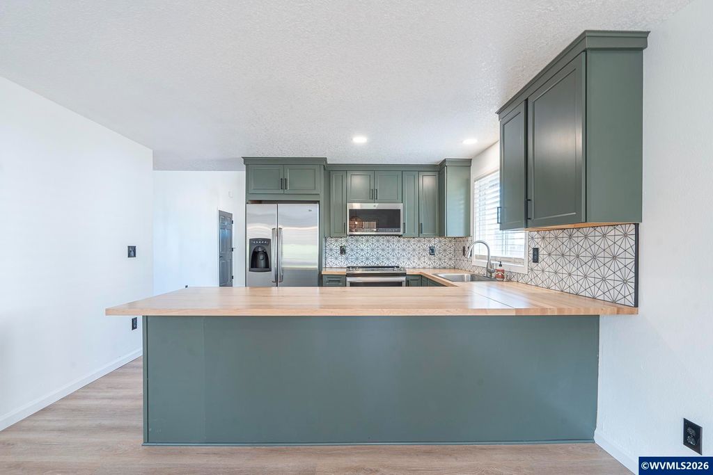 Image 20 of property listing at 330 NW Denton St, Dallas, OR 97338