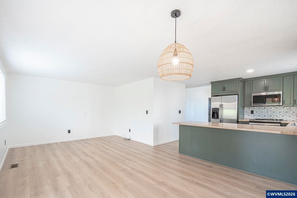 Image 21 of property listing at 330 NW Denton St, Dallas, OR 97338