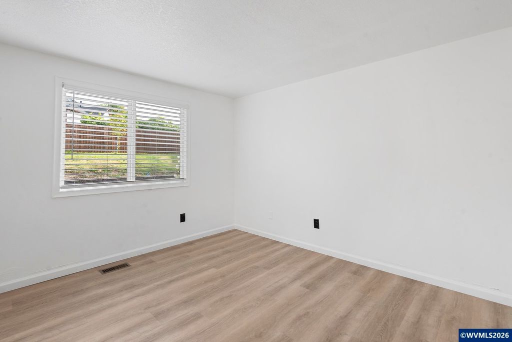 Image 22 of property listing at 330 NW Denton St, Dallas, OR 97338