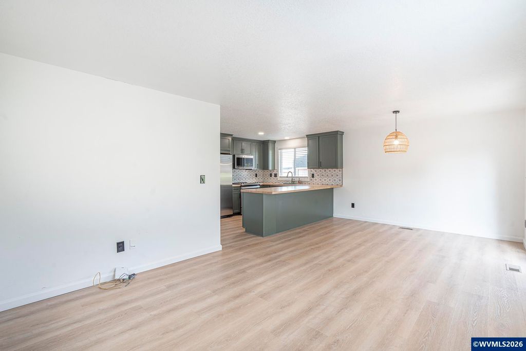 Image 23 of property listing at 330 NW Denton St, Dallas, OR 97338