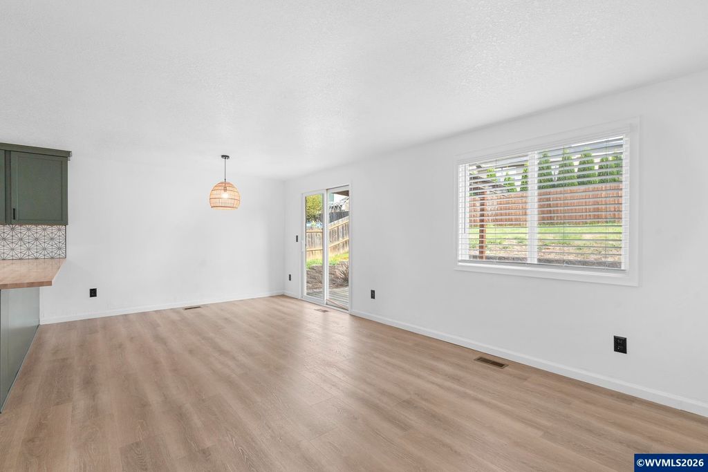 Image 24 of property listing at 330 NW Denton St, Dallas, OR 97338