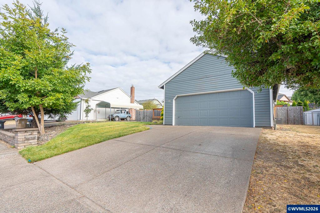 Image 3 of property listing at 330 NW Denton St, Dallas, OR 97338