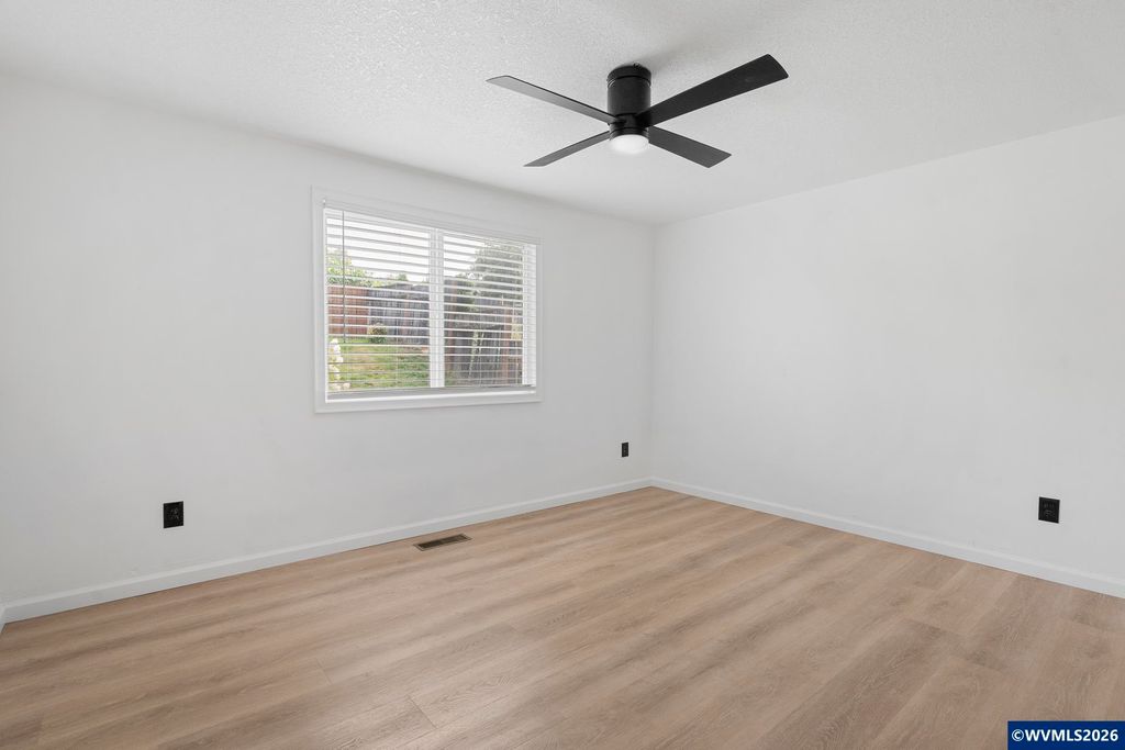 Image 32 of property listing at 330 NW Denton St, Dallas, OR 97338