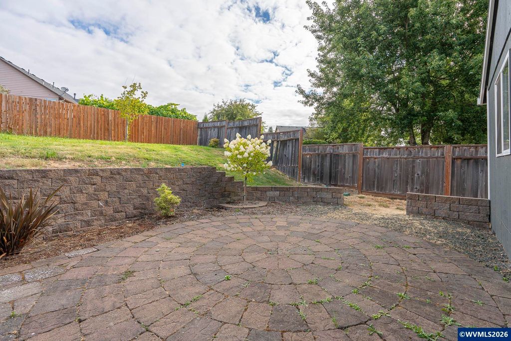Image 37 of property listing at 330 NW Denton St, Dallas, OR 97338