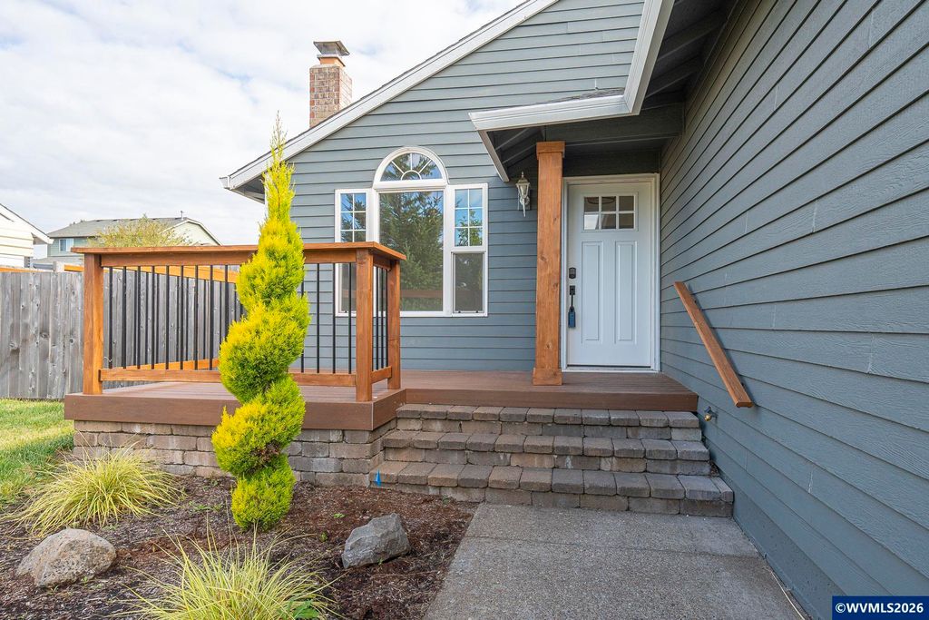 Image 5 of property listing at 330 NW Denton St, Dallas, OR 97338