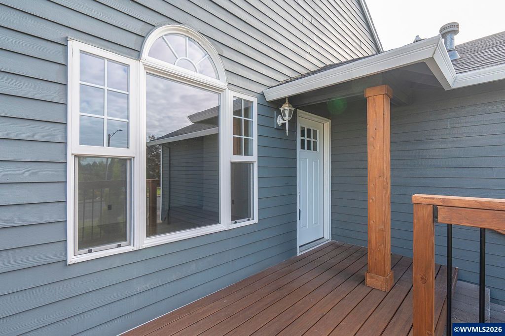 Image 6 of property listing at 330 NW Denton St, Dallas, OR 97338