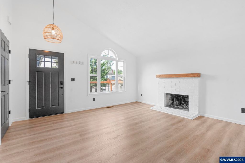 Image 7 of property listing at 330 NW Denton St, Dallas, OR 97338