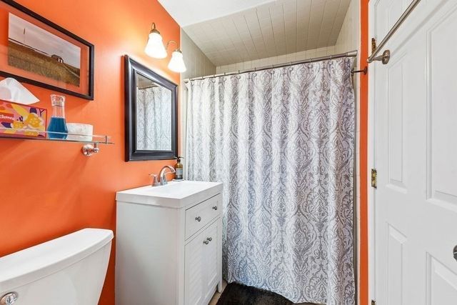 98 Mechanic St E, Foxboro, MA 02035