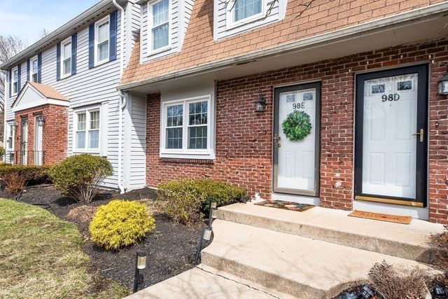 98 Mechanic St E, Foxboro, MA 02035