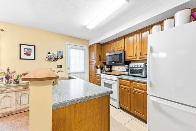 98 Mechanic St E, Foxboro, MA 02035