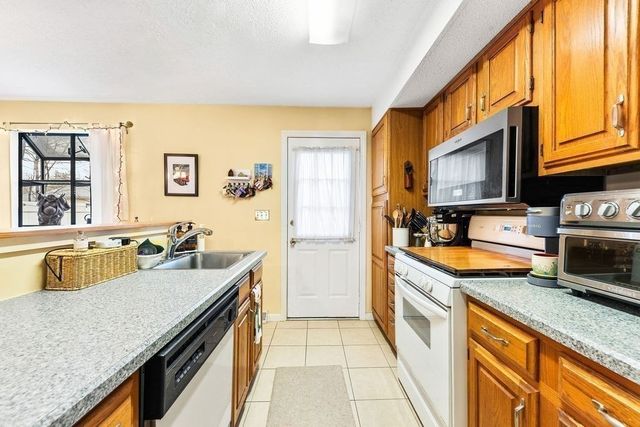 98 Mechanic St E, Foxboro, MA 02035