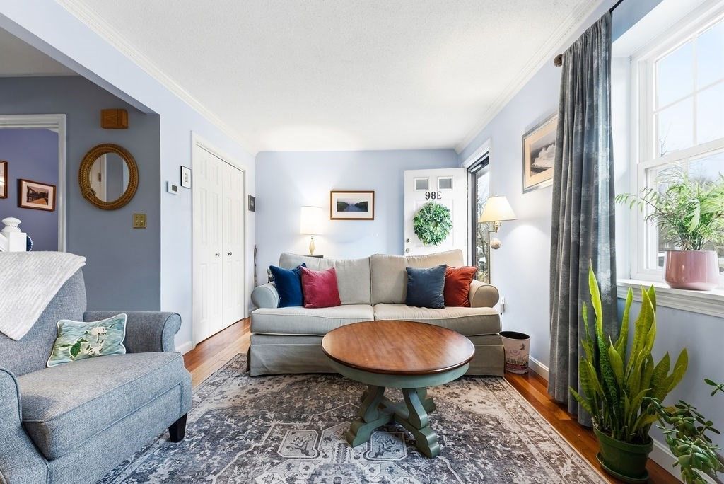 98 Mechanic St E, Foxboro, MA 02035