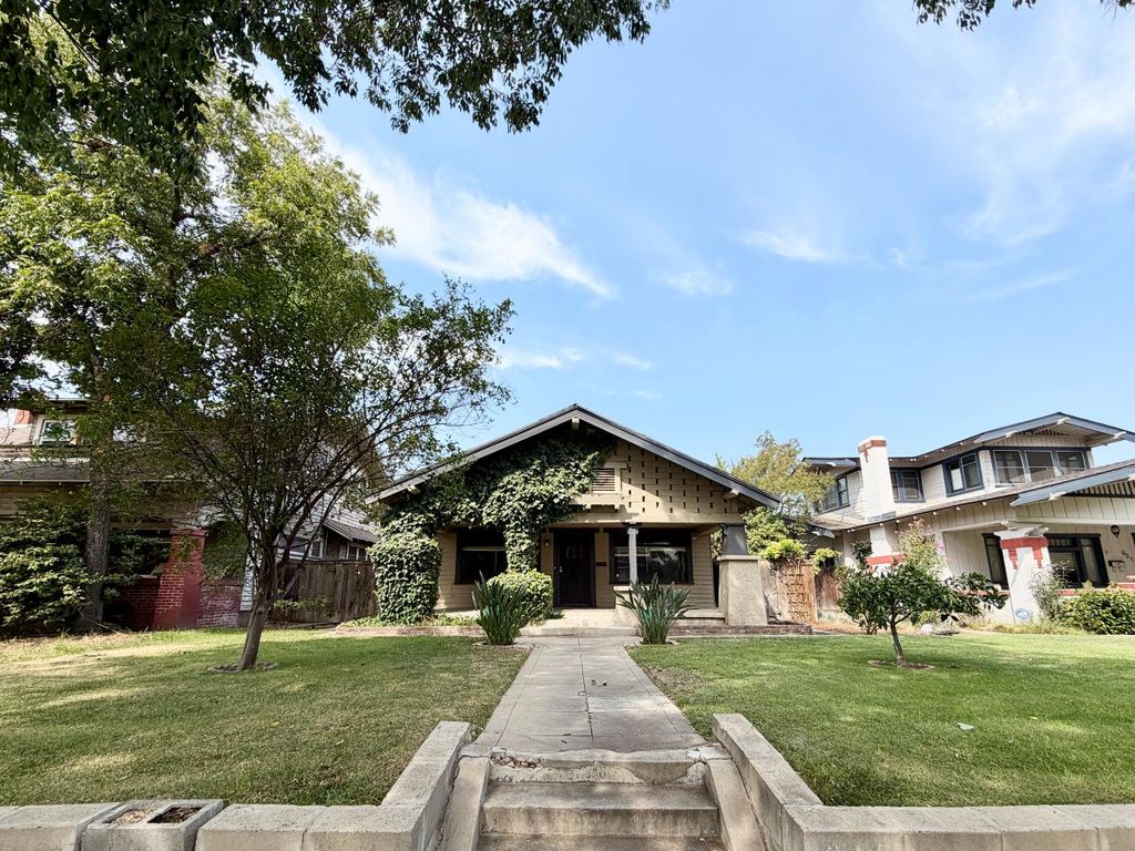 Image 1 of property listing at 911 N Echo Avenue, Fresno, CA 93728
