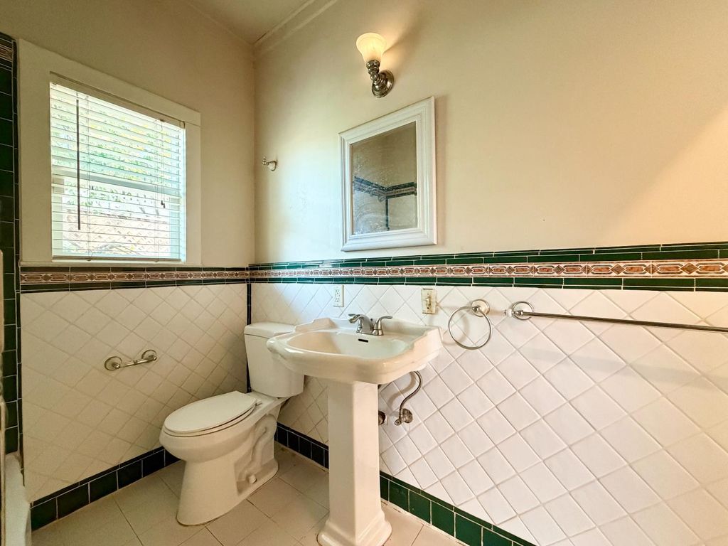 Image 10 of property listing at 911 N Echo Avenue, Fresno, CA 93728