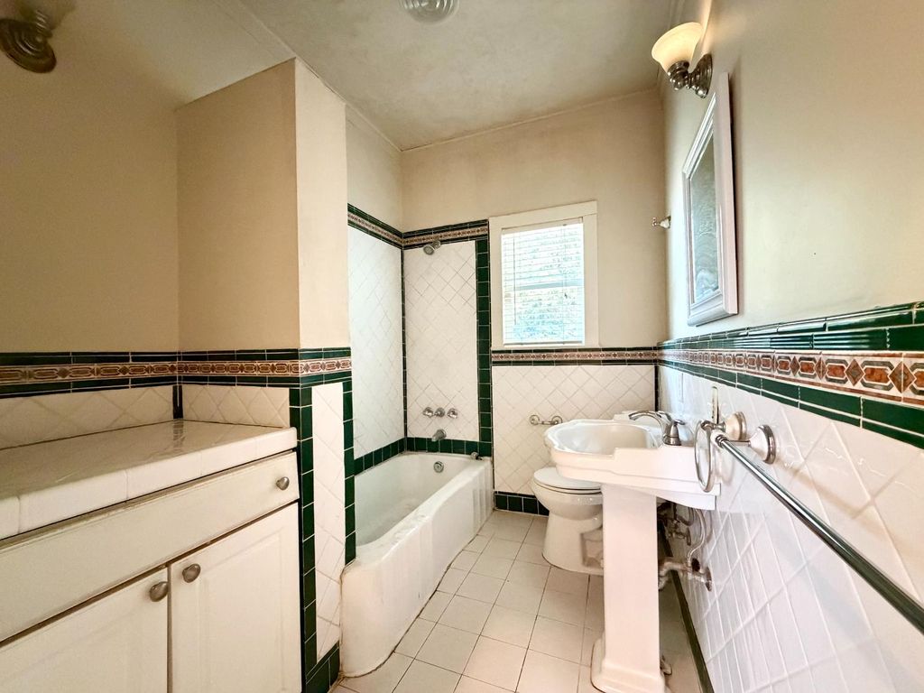 Image 11 of property listing at 911 N Echo Avenue, Fresno, CA 93728