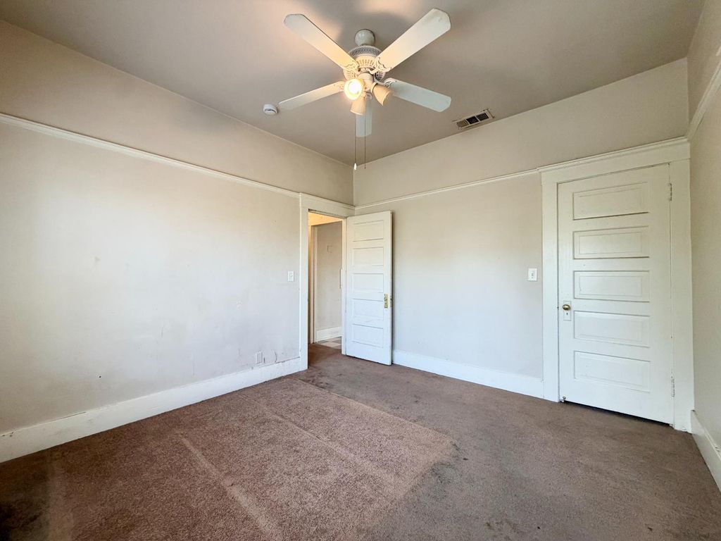 Image 12 of property listing at 911 N Echo Avenue, Fresno, CA 93728