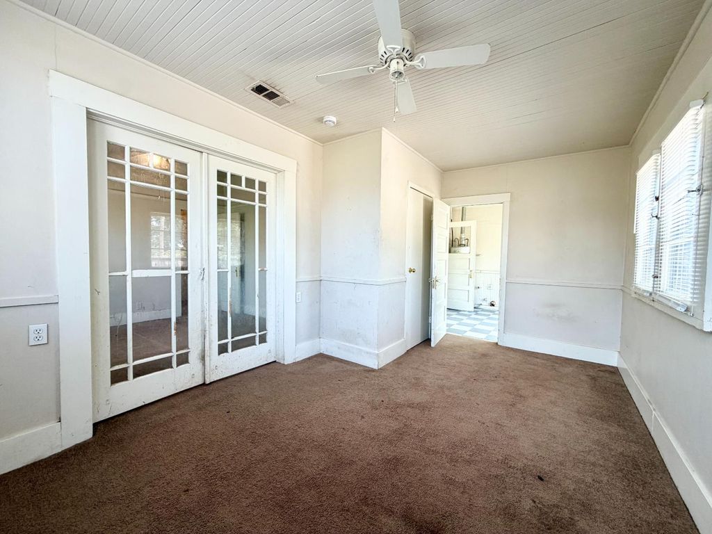 Image 13 of property listing at 911 N Echo Avenue, Fresno, CA 93728